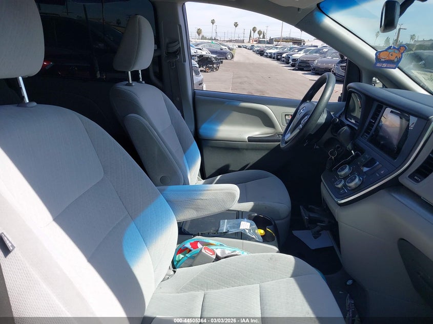 2015 Toyota Sienna Le 8 Passenger