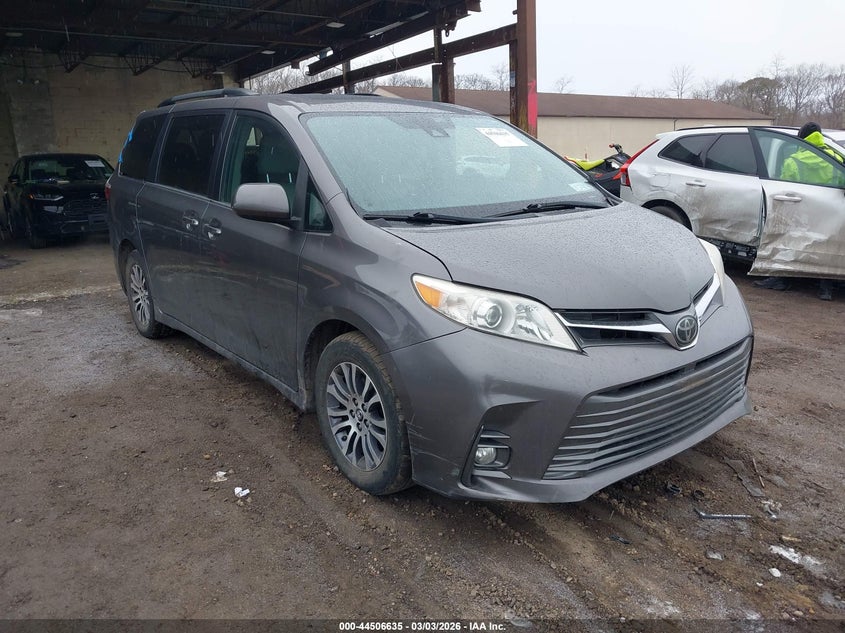 2018 Toyota Sienna Xle 8 Passenger