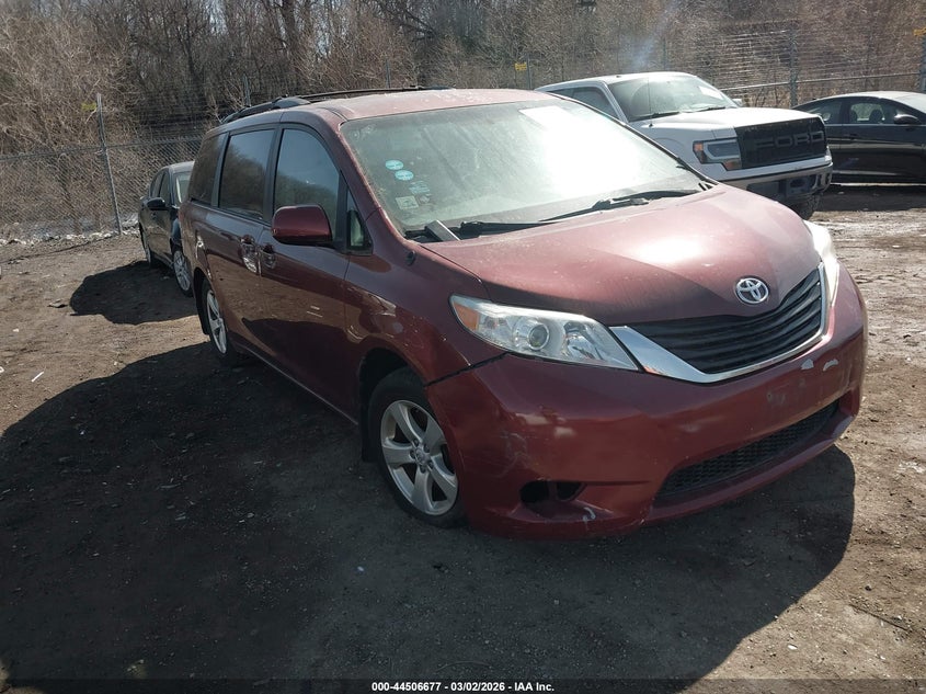 2012 Toyota Sienna Le V6 8 Passenger