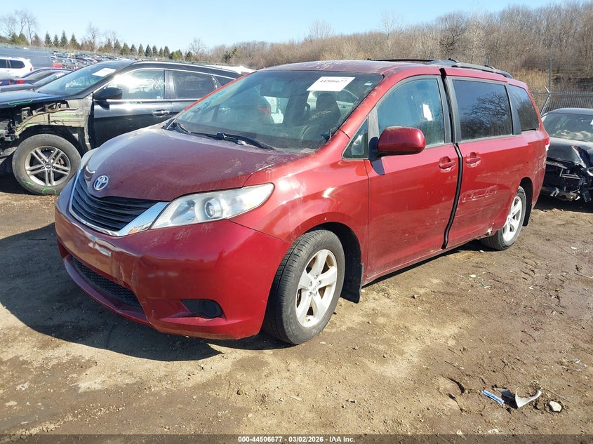 2012 Toyota Sienna Le V6 8 Passenger