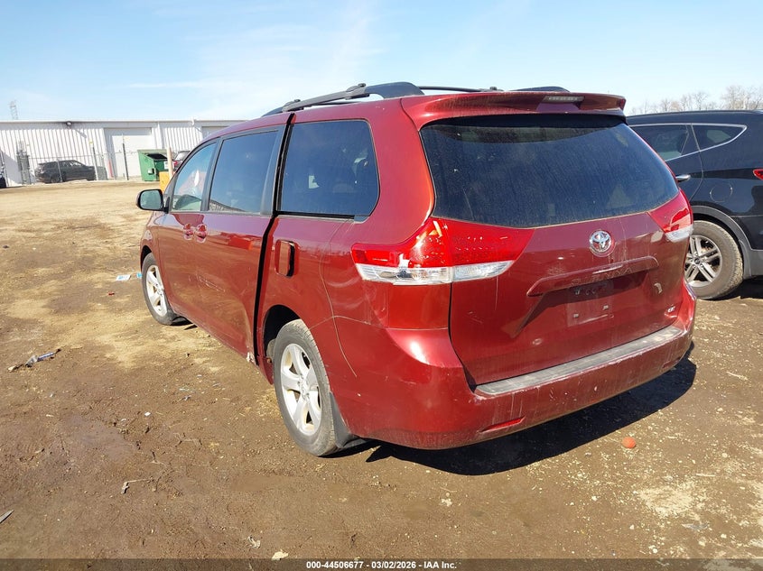 2012 Toyota Sienna Le V6 8 Passenger