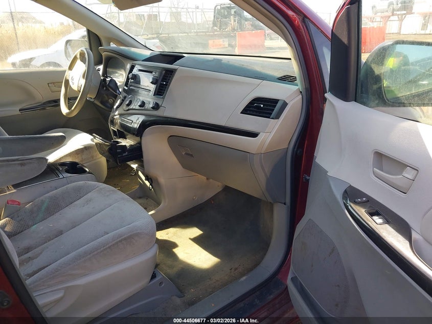 2012 Toyota Sienna Le V6 8 Passenger