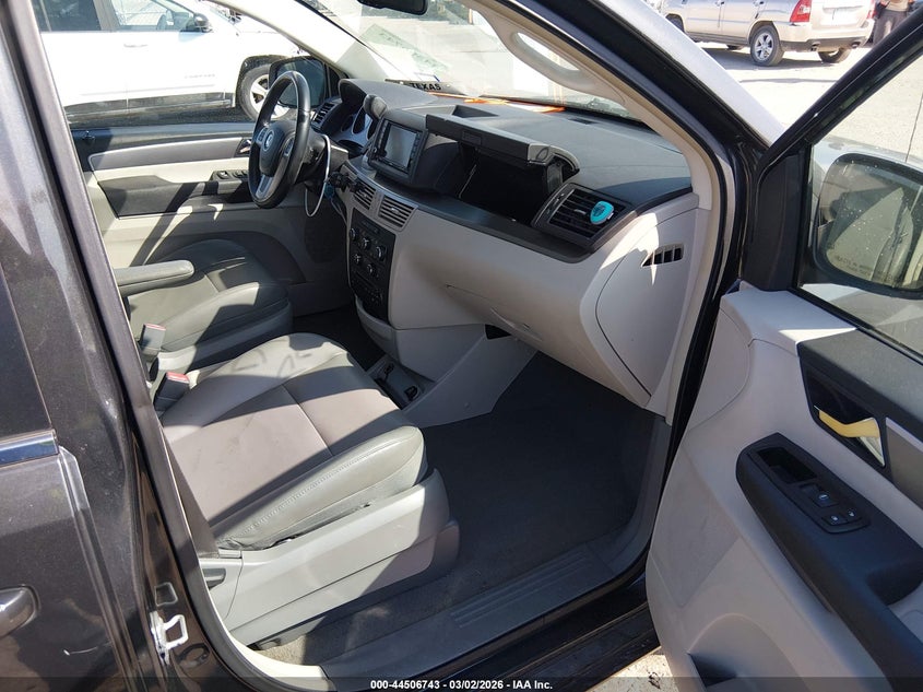 2012 Volkswagen Routan Se