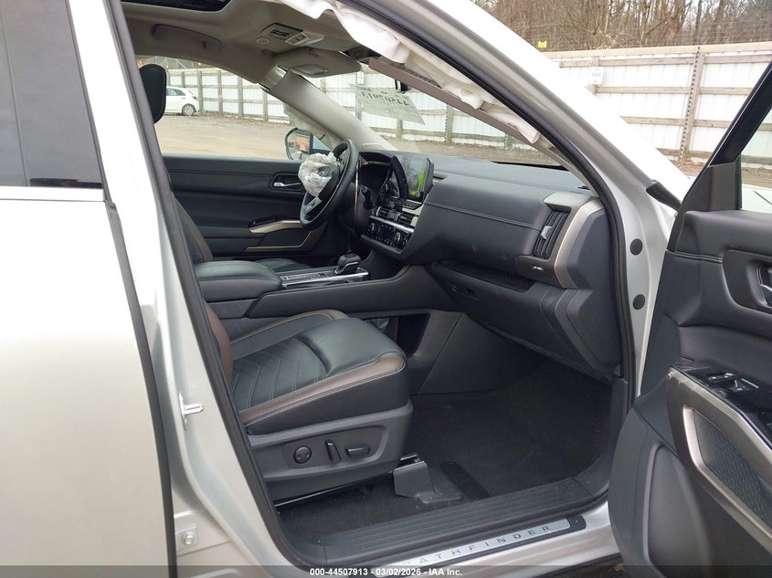 2023 Nissan Pathfinder Platinum Fwd