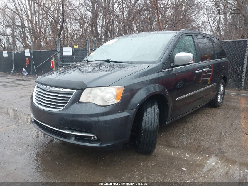 2014 CHRYSLER TOWN & COUNTRY auction photo 2