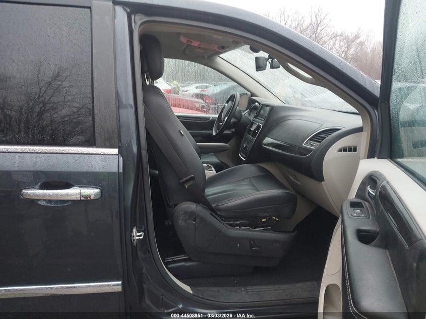 2014 CHRYSLER TOWN & COUNTRY auction photo 5