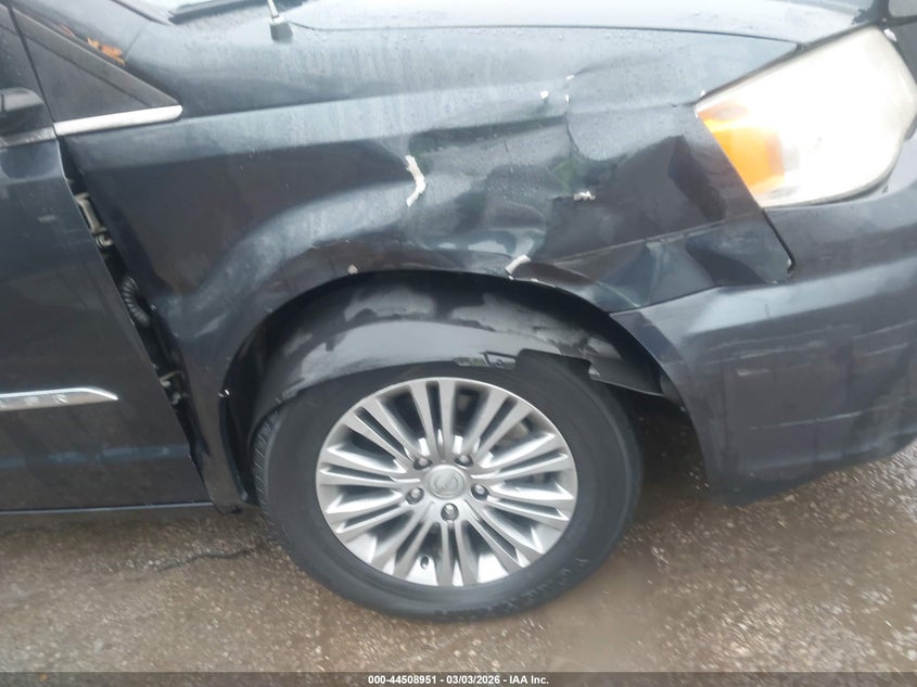 2014 CHRYSLER TOWN & COUNTRY auction photo 6