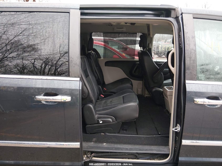 2014 CHRYSLER TOWN & COUNTRY auction photo 8