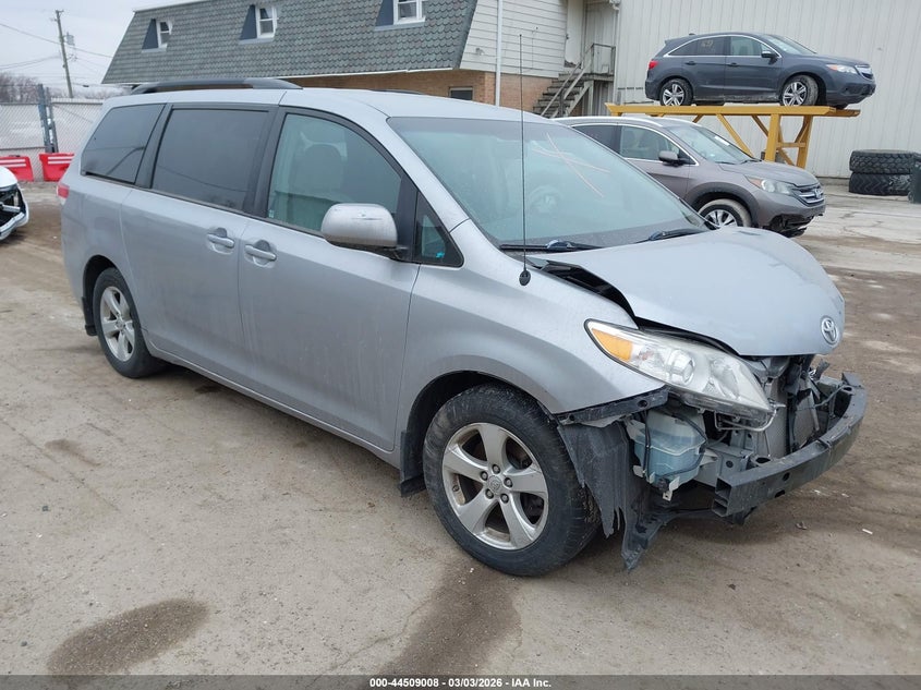2013 Toyota Sienna Le V6 8 Passenger