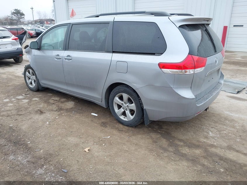 2013 Toyota Sienna Le V6 8 Passenger