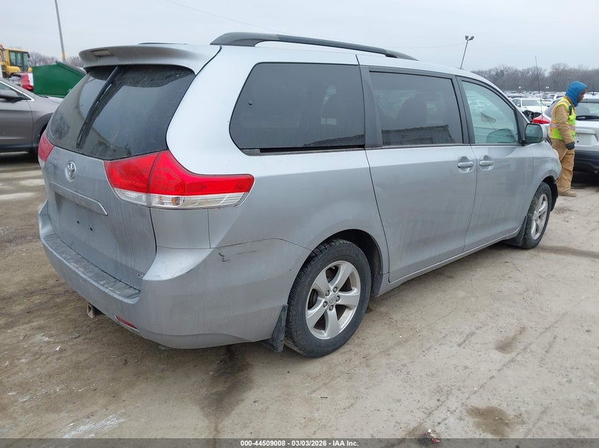 2013 Toyota Sienna Le V6 8 Passenger
