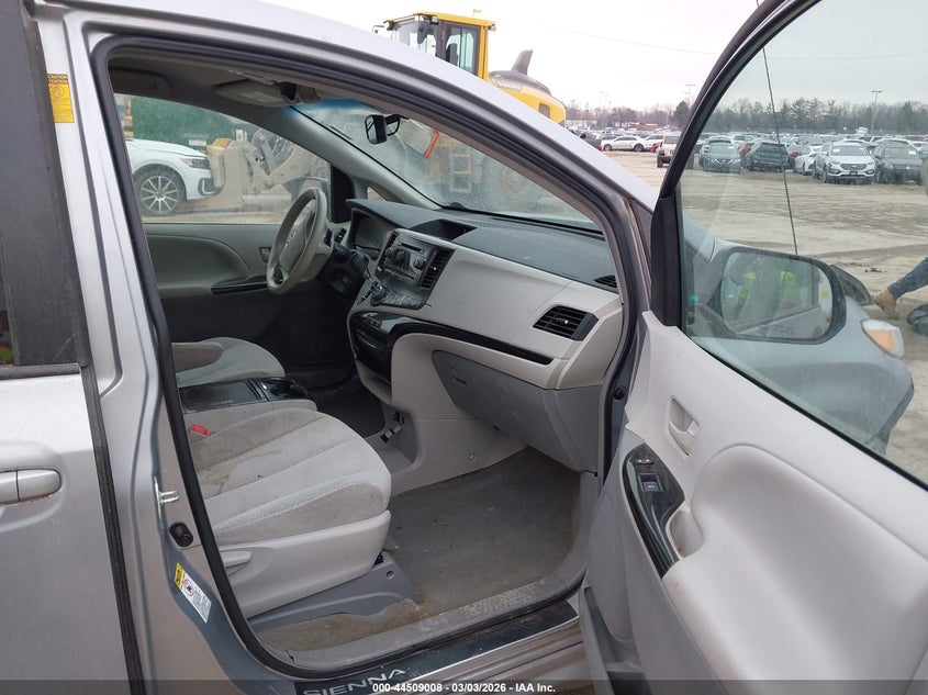 2013 Toyota Sienna Le V6 8 Passenger