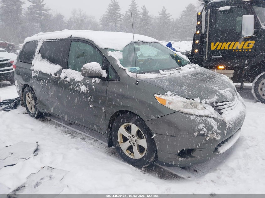 2014 Toyota Sienna Le V6 8 Passenger