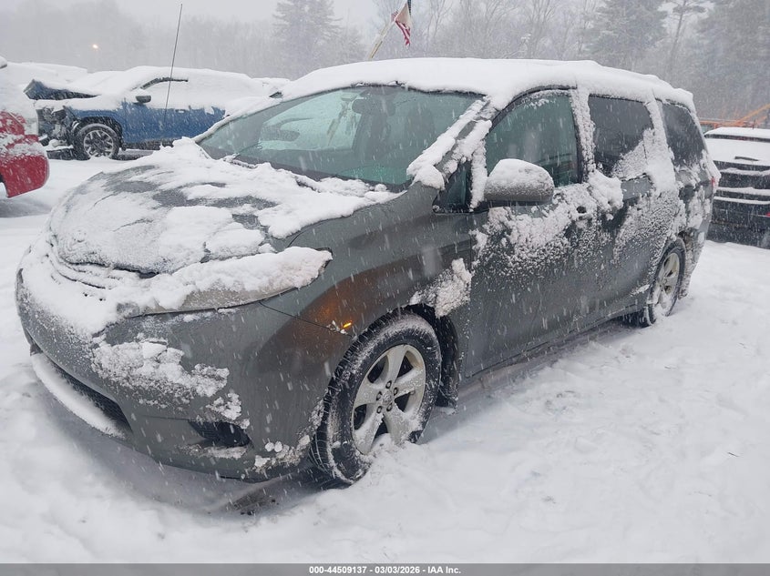 2014 Toyota Sienna Le V6 8 Passenger