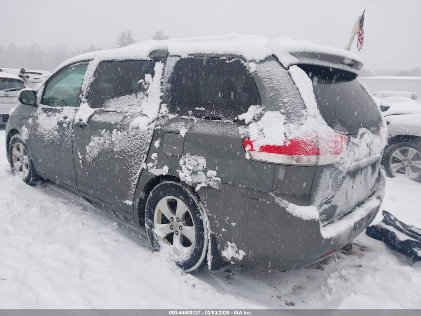 2014 Toyota Sienna Le V6 8 Passenger