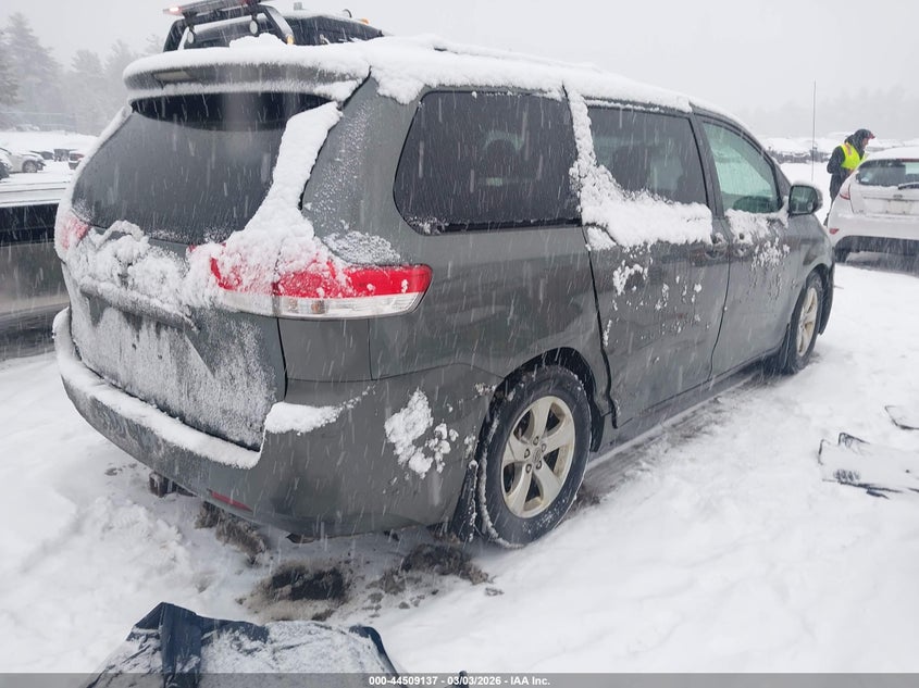 2014 Toyota Sienna Le V6 8 Passenger