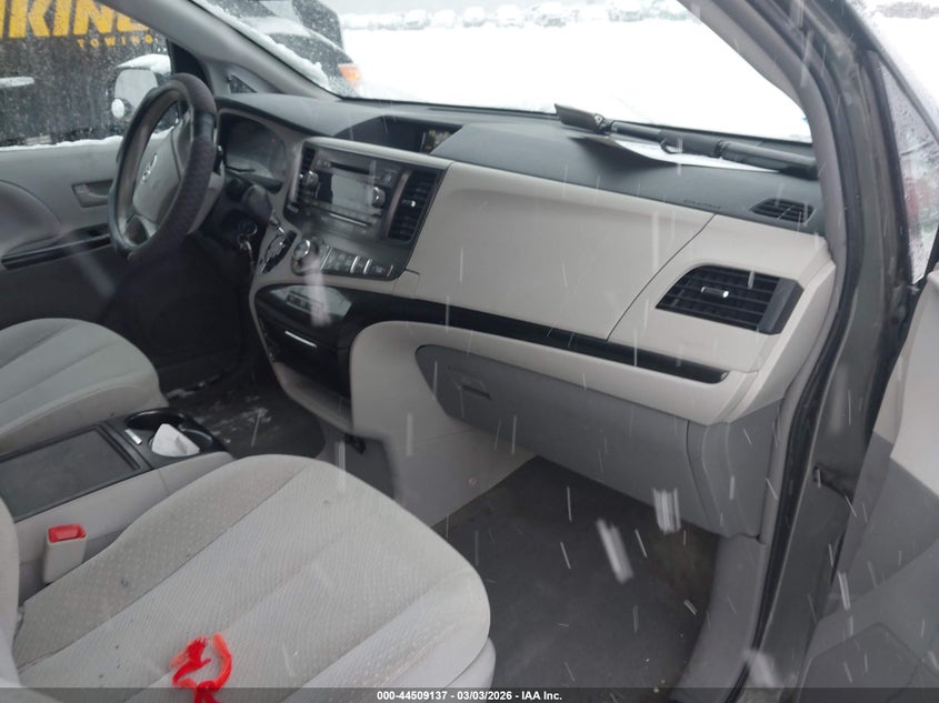 2014 Toyota Sienna Le V6 8 Passenger