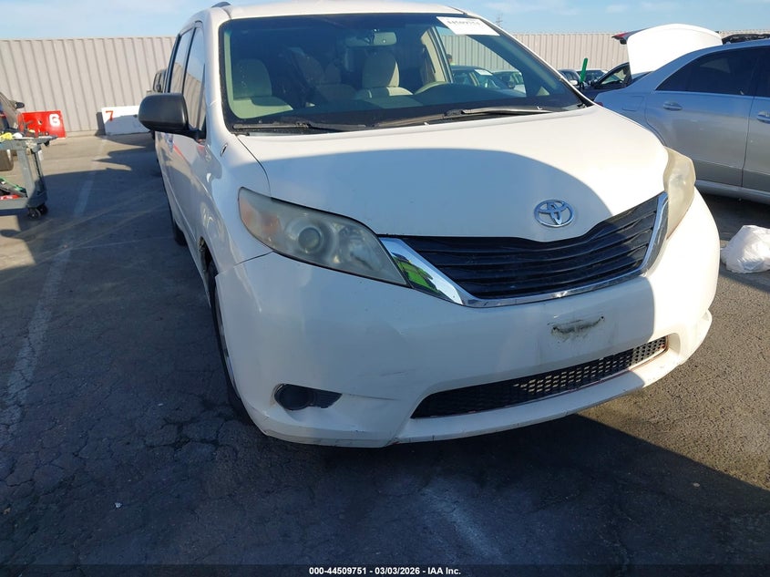 2013 Toyota Sienna Le V6 8 Passenger
