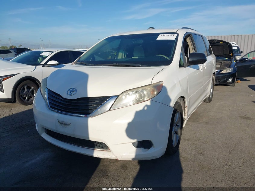 2013 Toyota Sienna Le V6 8 Passenger