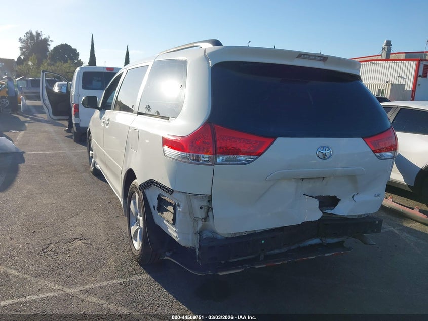 2013 Toyota Sienna Le V6 8 Passenger