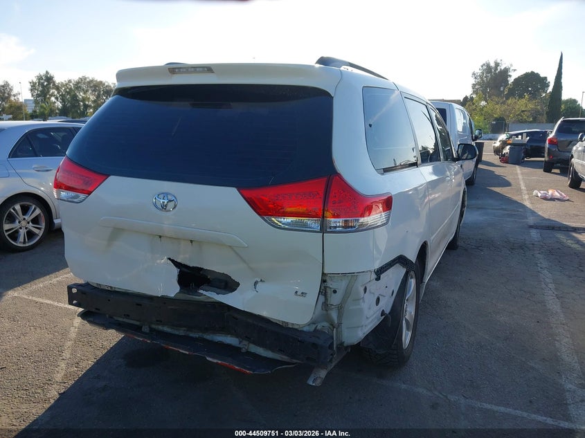 2013 Toyota Sienna Le V6 8 Passenger