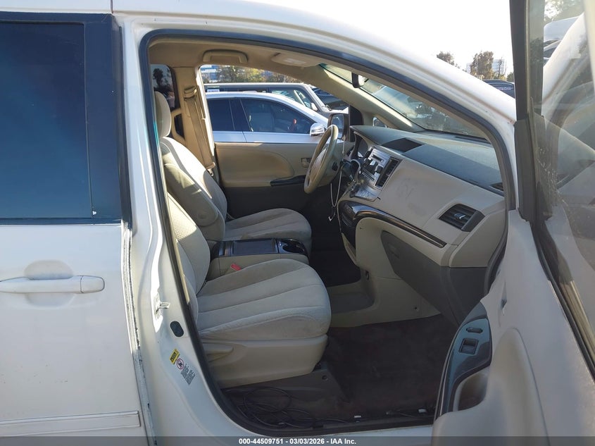2013 Toyota Sienna Le V6 8 Passenger
