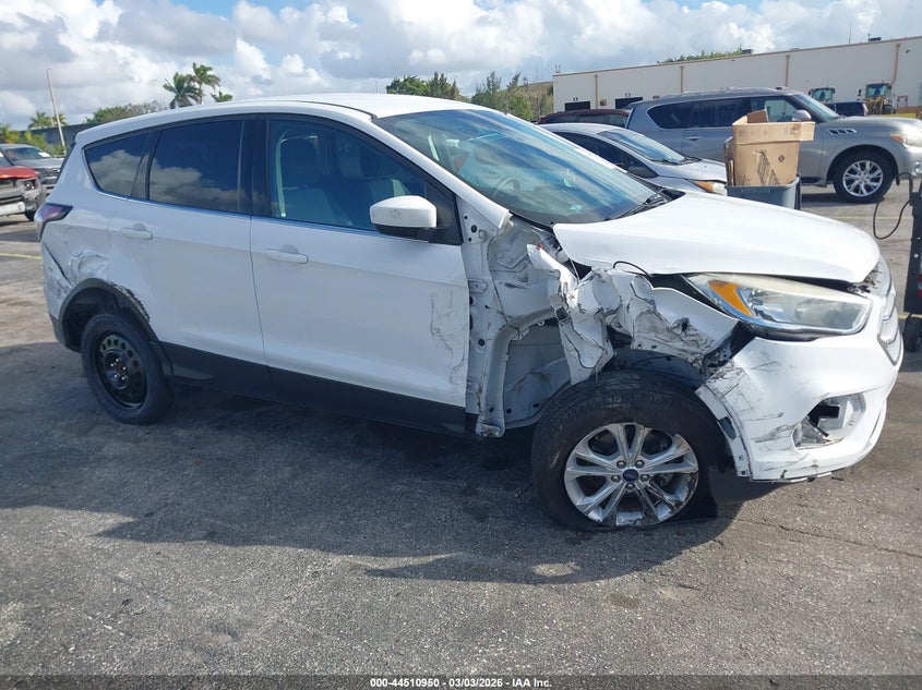 VIN 1FMCU0GD2HUE64806 2017 FORD ESCAPE SE