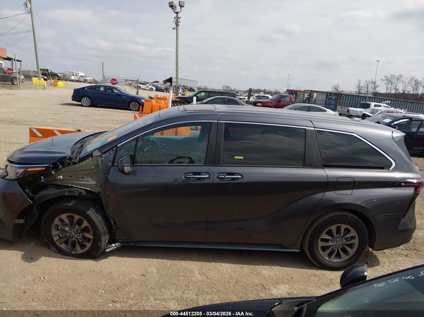 TOYOTA SIENNA - zdjęcie 15