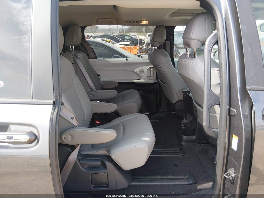 TOYOTA SIENNA - zdjęcie 8