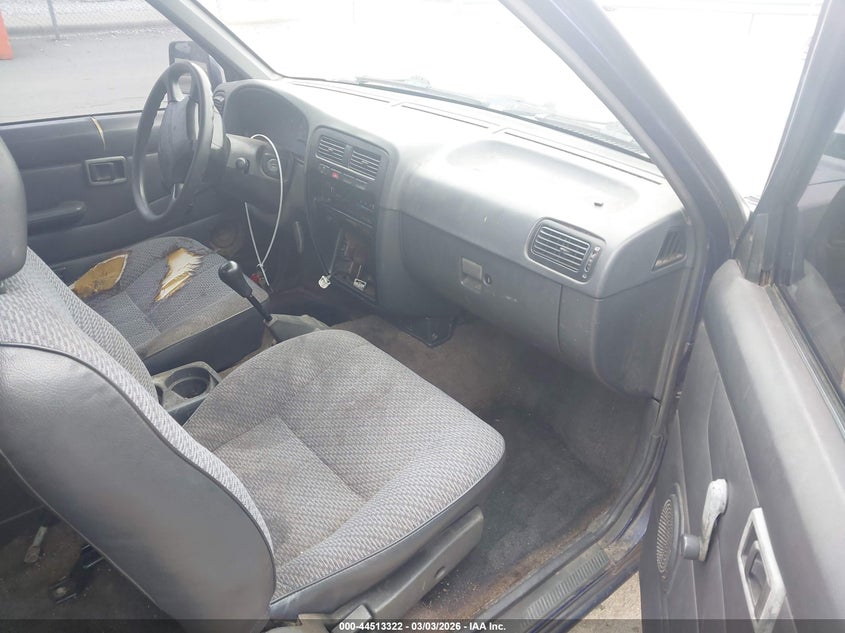 1997 Nissan 4X2 Truck