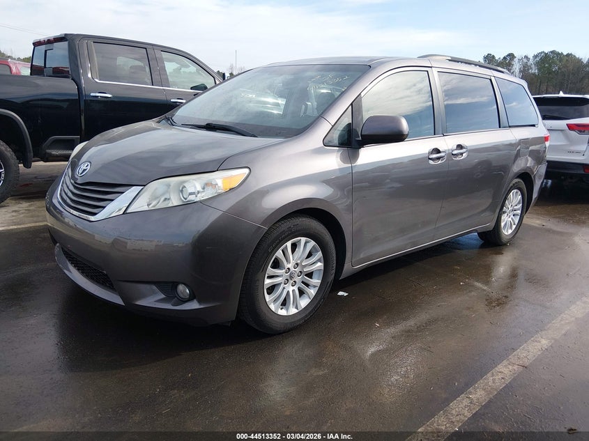 2014 Toyota Sienna Xle V6 8 Passenger
