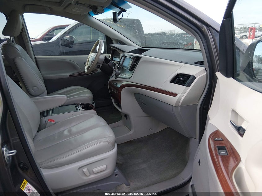 2014 Toyota Sienna Xle V6 8 Passenger