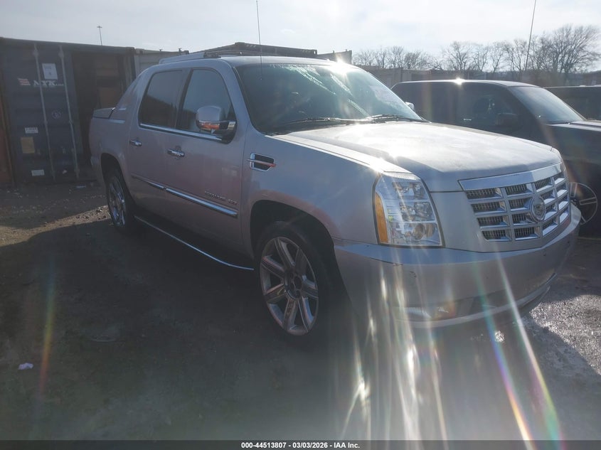CADILLAC ESCALADE LUXURY