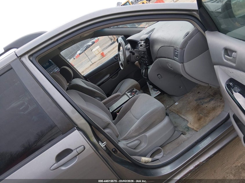 2004 Toyota Sienna Le