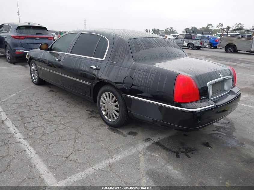 2005 Lincoln Town Car Signature L