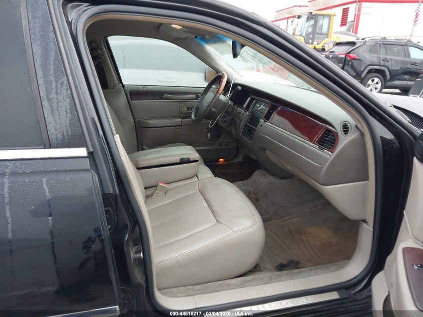 2005 Lincoln Town Car Signature L