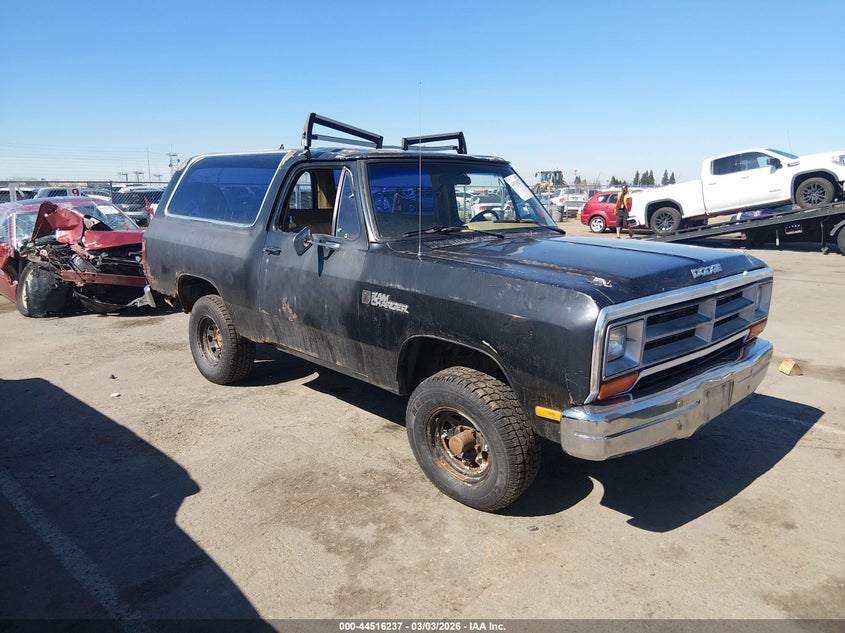 3B4GW12W3JM805197 DODGE RAMCHARGER Photo 1