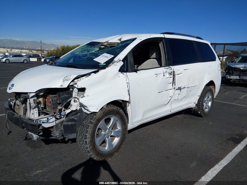 2013 Toyota Sienna Le V6 8 Passenger