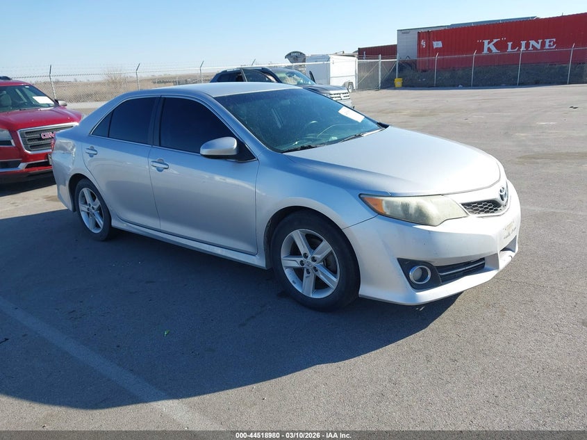 2014 TOYOTA CAMRY SE