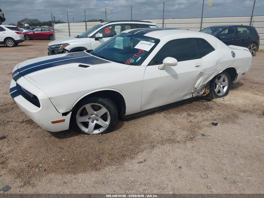 2B3CJ4DVXAH110334 2010 Dodge Challenger 3.5 Se white