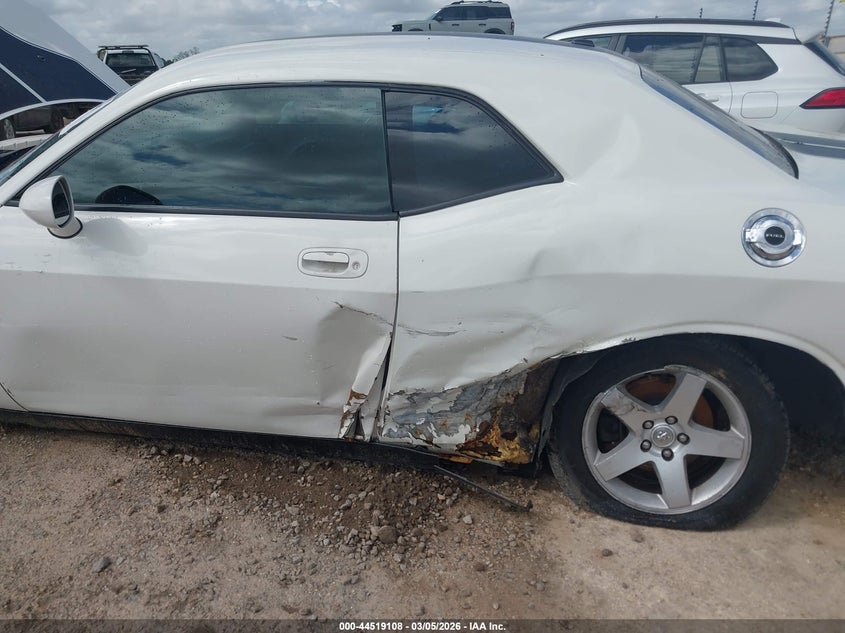 2B3CJ4DVXAH110334 2010 Dodge Challenger 3.5 Se white