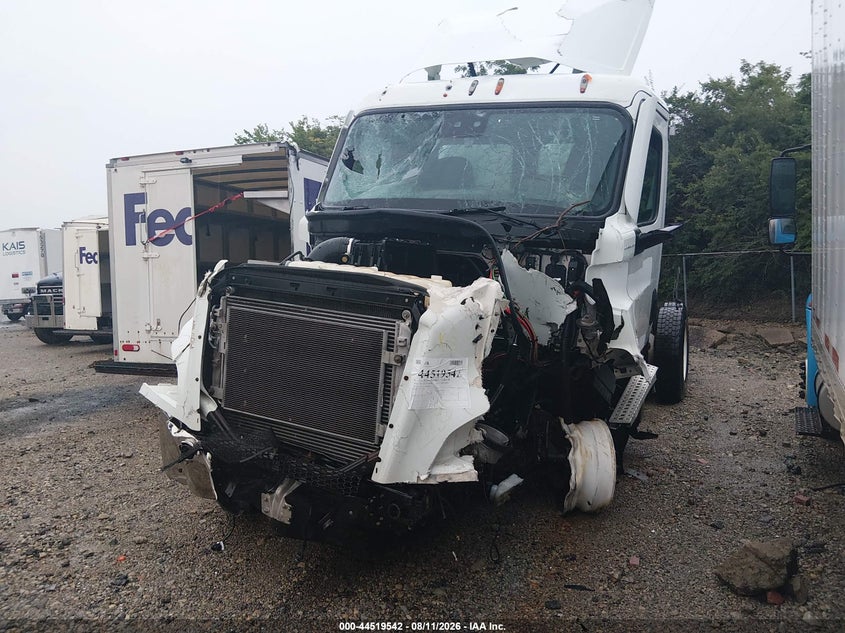 2021 FREIGHTLINER NEW CASCADIA 126 auction photo 2
