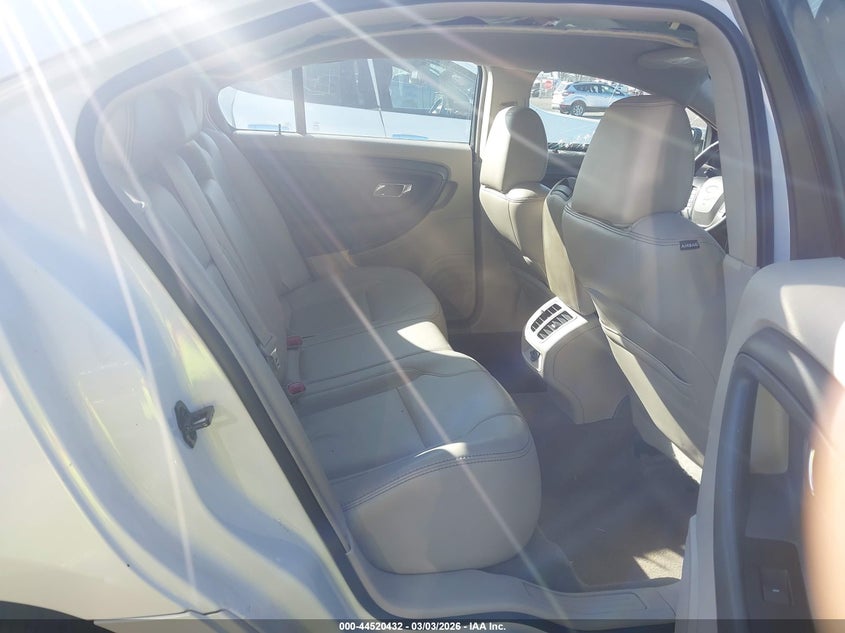 1FAHP2EW9CG112093 2012 Ford Taurus 3.5 Sel white