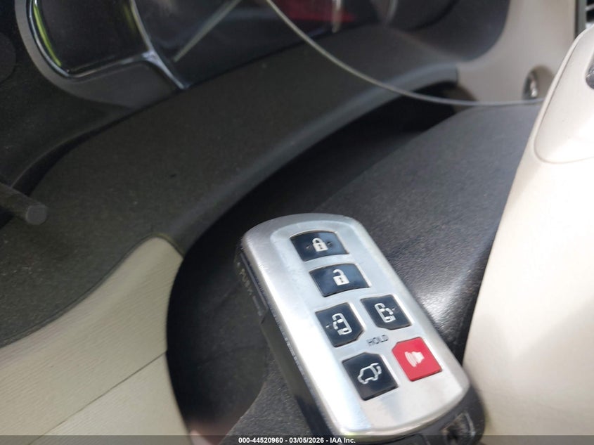 2014 Toyota Sienna Xle V6 8 Passenger VIN: 5TDYK3DC4ES517924 Lot: 44520960