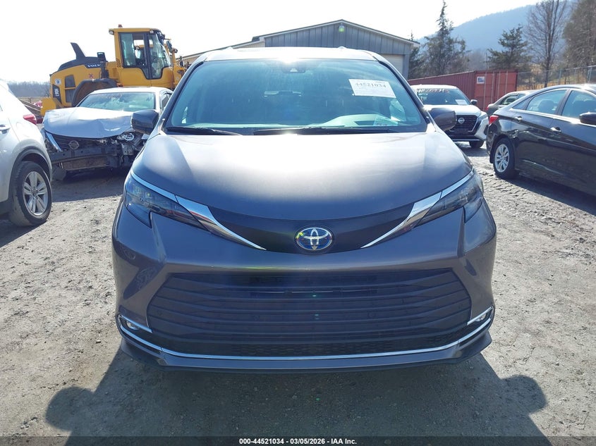 VIN 5TDYRKECXRS208095 2024 TOYOTA SIENNA XLE