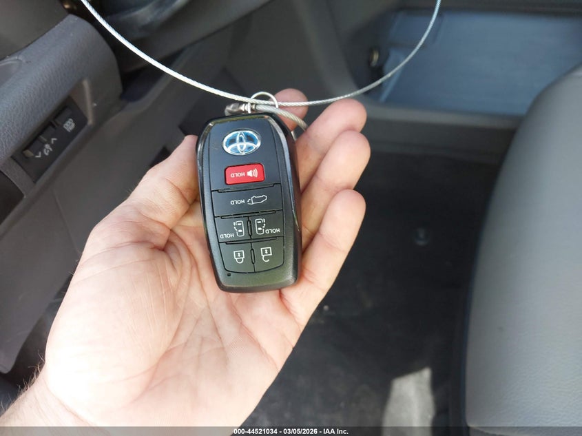 VIN 5TDYRKECXRS208095 2024 TOYOTA SIENNA XLE