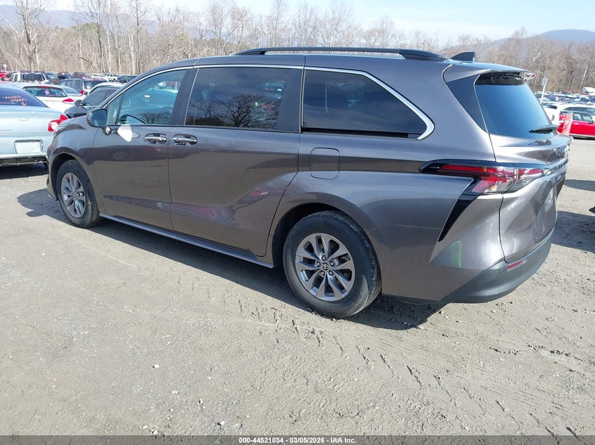 VIN 5TDYRKECXRS208095 2024 TOYOTA SIENNA XLE