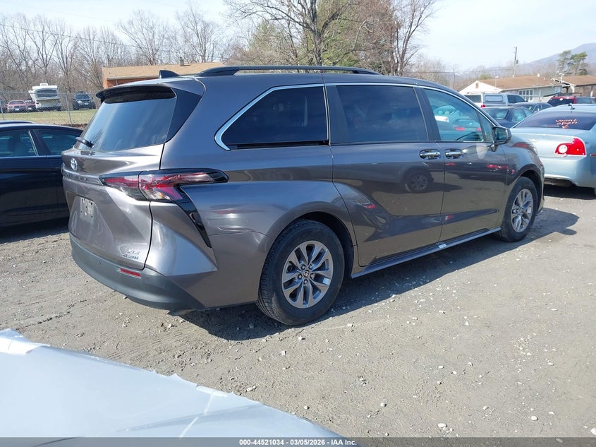 VIN 5TDYRKECXRS208095 2024 TOYOTA SIENNA XLE
