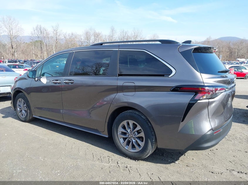 VIN 5TDYRKECXRS208095 2024 TOYOTA SIENNA XLE