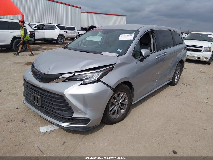2022 Toyota Sienna Le